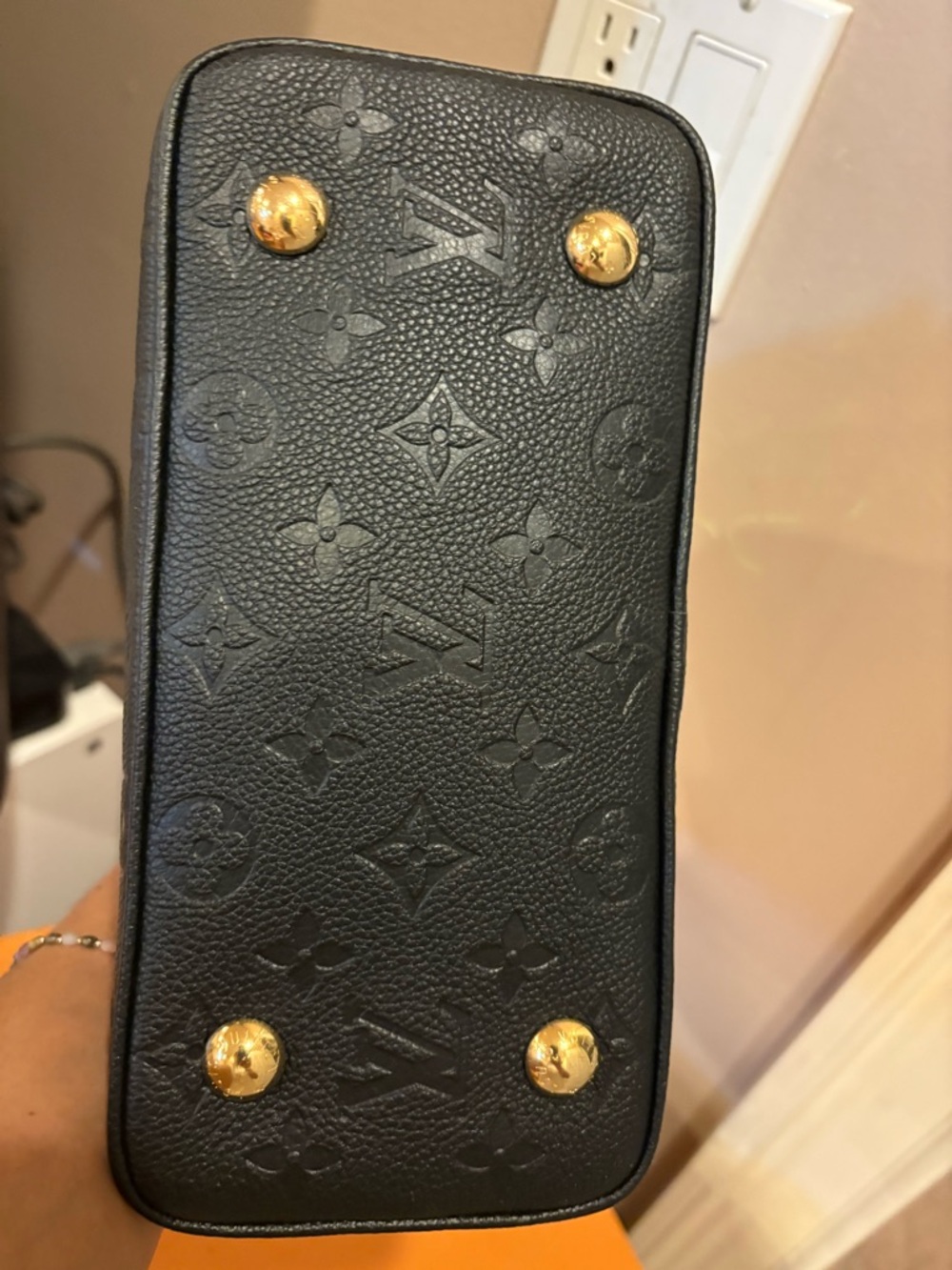 Louis Vuitton Black Neo Alma BB Satchel with Gold Hardware - Picture 4 of 10